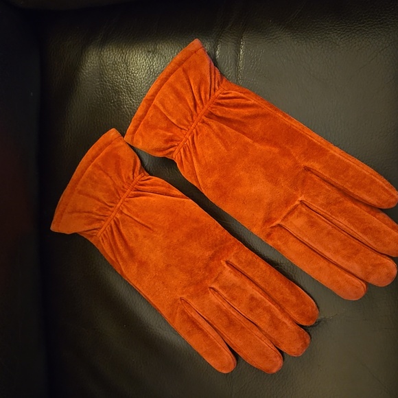 isotoner Accessories - Isotoner Red Suede Leather Gloves Tan Soft Acrylic Lined Elastic Cuff Medium EUC